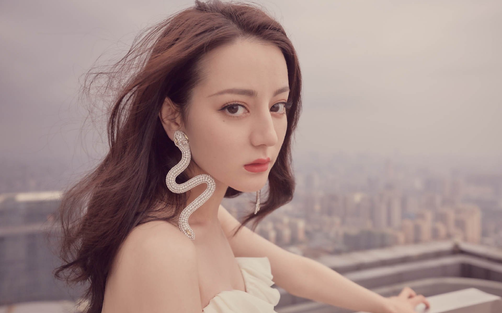 哥伦比亚队前锋苏亚雷斯在巴黎奥运会上表现出色，哥伦比亚队迪亚斯