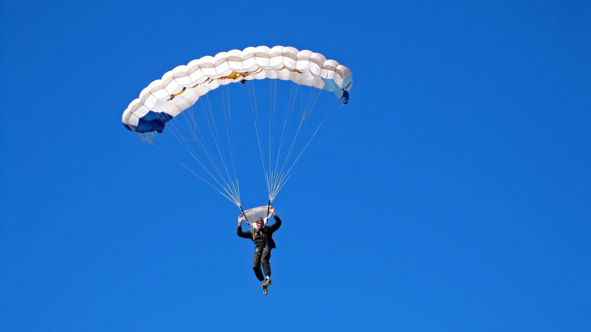 _场馆盛大开放，举办多项国际赛事_，国际比赛中场馆高度可以设置为( )