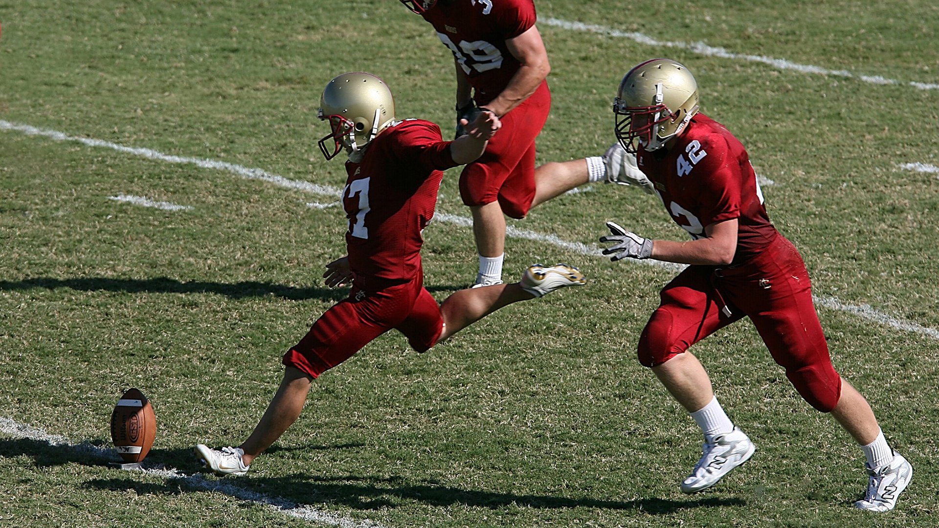瑞士女足球员雪地铲球太猛，把对手铲进雪堆，瑞士女足国脚